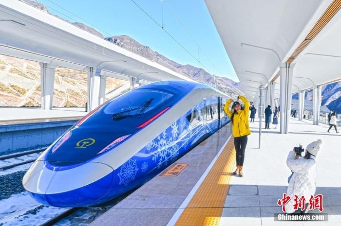 1月12日，河北省張家口市崇禮區(qū)，路側(cè)矗立的北京冬奧會(huì)標(biāo)志。崇禮11日迎來降雪，雪后的崇禮冬奧氛圍濃。 <a target='_blank' href='/'>中新社</a>記者 賈天勇 攝