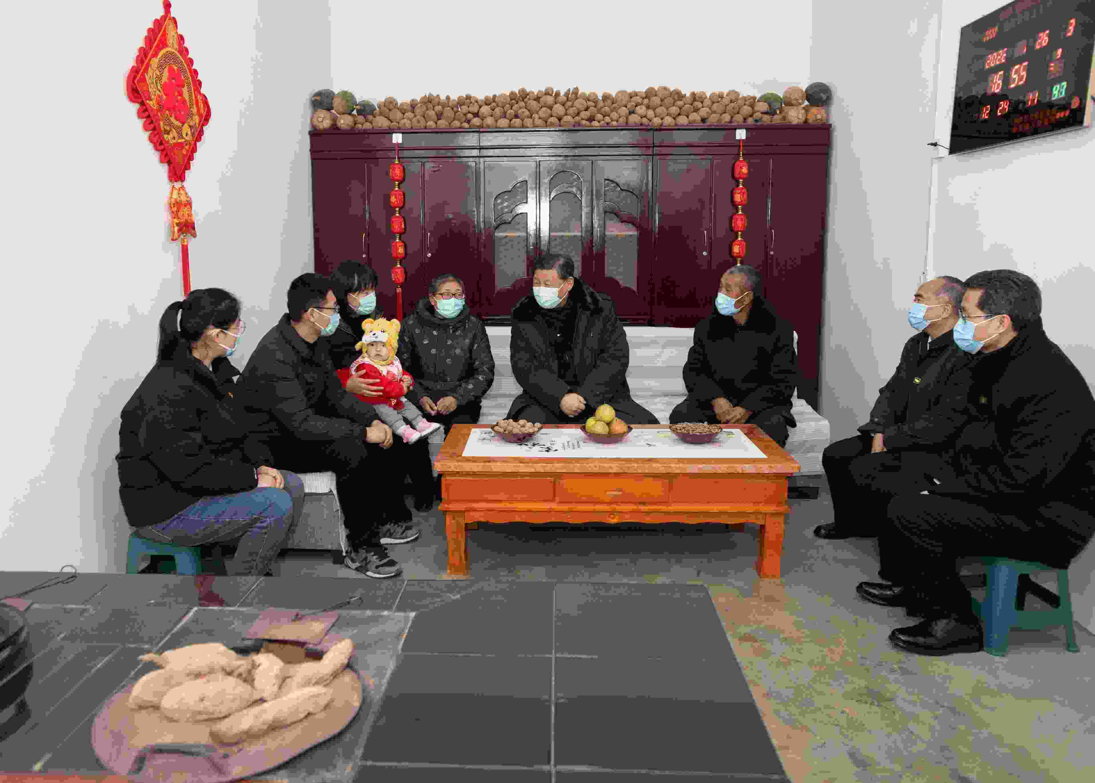 △2022年1月26日，中共中央總書記、國家主席、中央軍委主席習(xí)近平在臨汾市汾西縣僧念鎮(zhèn)段村同村民蔡文明一家親切交流。