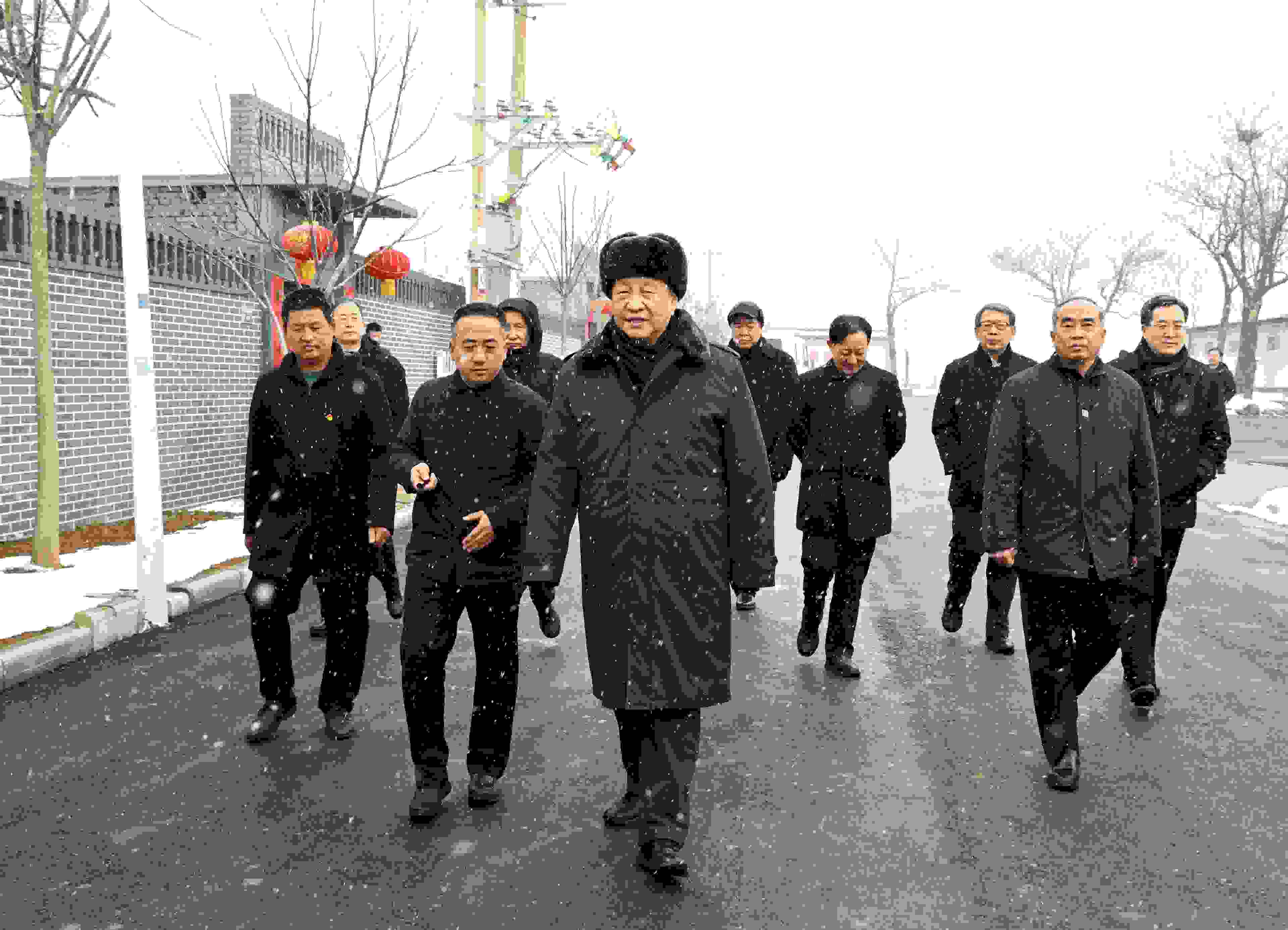 △2022年1月26日，中共中央總書記、國家主席、中央軍委主席習(xí)近平冒雪在臨汾市霍州市師莊鄉(xiāng)馮南垣村考察。