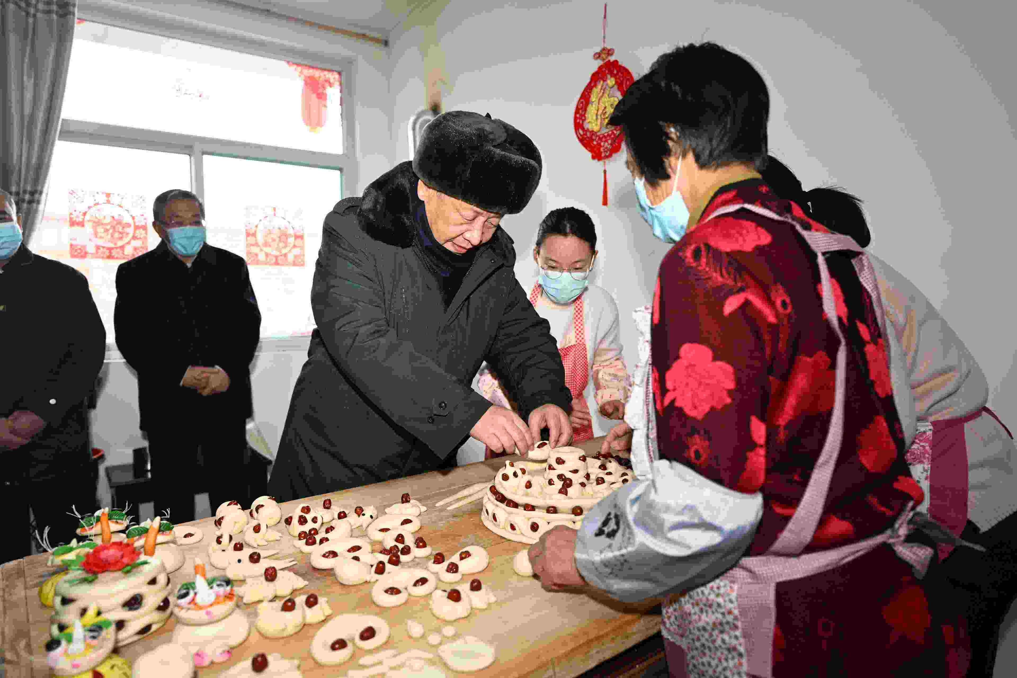 △2022年1月26日，中共中央總書記、國家主席、中央軍委主席習(xí)近平在臨汾市霍州市師莊鄉(xiāng)馮南垣村，同師紅兵一家做年饃。