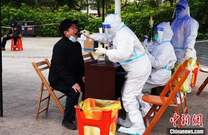 圖為德保縣組織民眾接受核酸檢測。　德?？h融媒體中心供圖