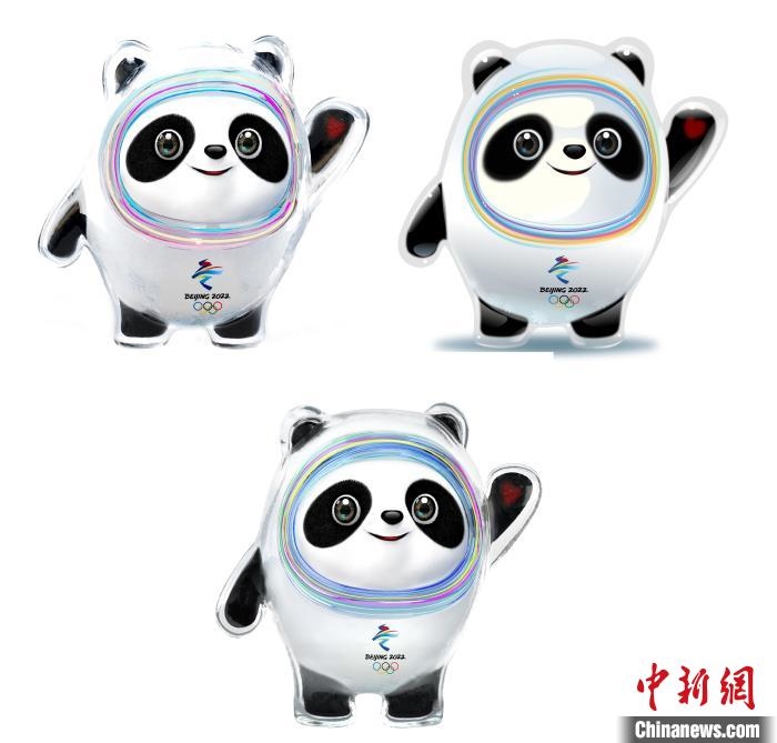 設(shè)計(jì)團(tuán)隊(duì)將“冰絲帶”的形象引入大熊貓后逐漸成型。上方兩個(gè)形象還是外八字腳，下方形象為最終定稿?！⑵皆乒﹫D