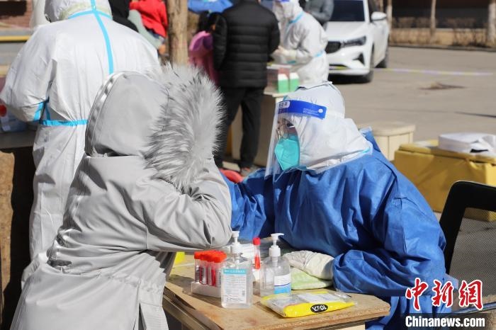 呼和浩特市民做核酸。　張林虎 攝