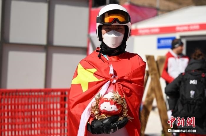 3月6日，中國選手梁景怡在賽后手捧吉祥物。當日，北京2022年冬殘奧會殘奧高山滑雪男子超級大回轉(zhuǎn)-站姿決賽在國家高山滑雪中心舉行，中國選手梁景怡奪得冠軍。 <a target='_blank' href='/'>中新社</a>記者 劉冉陽 攝 　