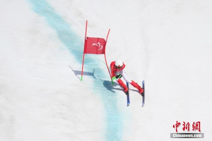 3月6日，中國選手梁景怡在比賽中。當日，北京2022年冬殘奧會殘奧高山滑雪男子超級大回轉(zhuǎn)-站姿決賽在國家高山滑雪中心舉行，中國選手梁景怡奪得冠軍。 <a target='_blank' href='/'>中新社</a>記者 劉冉陽 攝 　