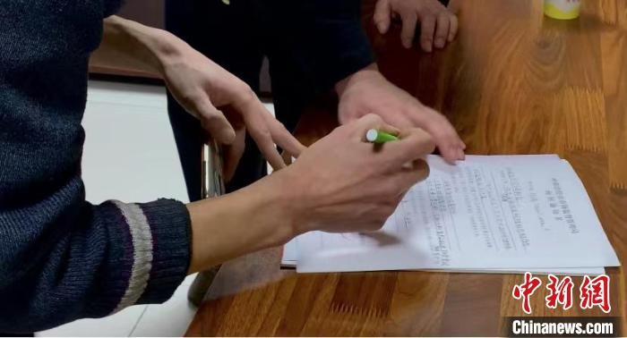 圖為現(xiàn)場下達(dá)詢問通知書。　李婷婷 攝