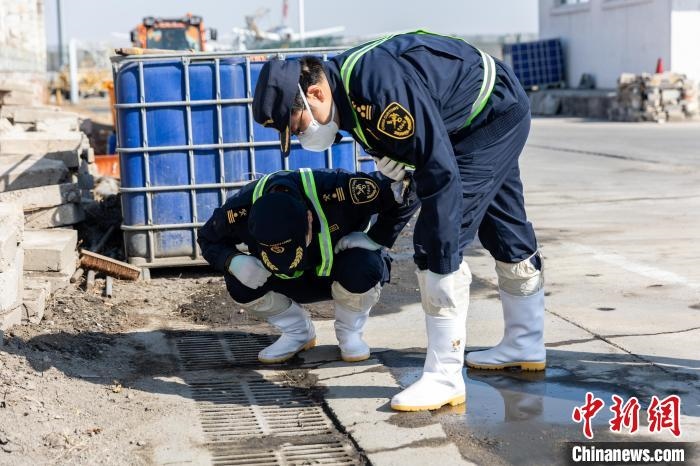 首都機場海關關員在污水傾倒口附近進行病媒生物孳生地排查?！》叫?攝
