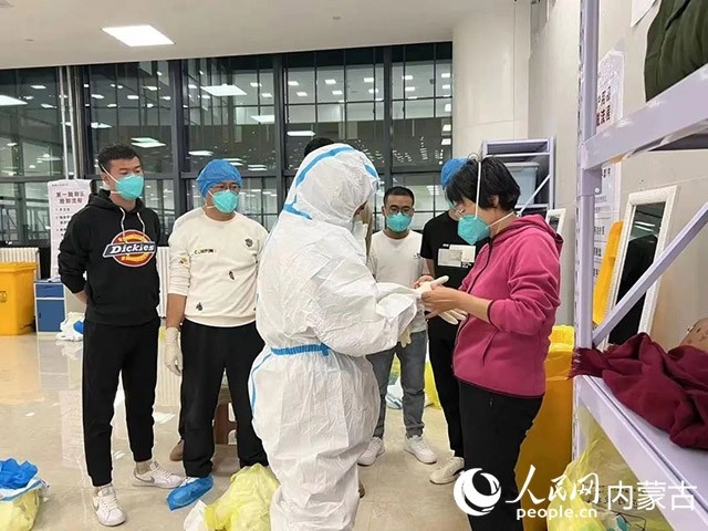 醫(yī)護(hù)人員正在方艙醫(yī)院工作。呼和浩特市第一醫(yī)院供圖