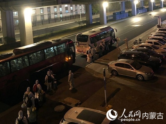 高校學(xué)生有序登車(chē)，前往隔離點(diǎn)。內(nèi)蒙古教育廳供圖
