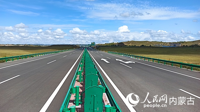 G1611經(jīng)棚至烏蘭布統(tǒng)高速公路項目。人民網(wǎng)記者 趙夢月攝