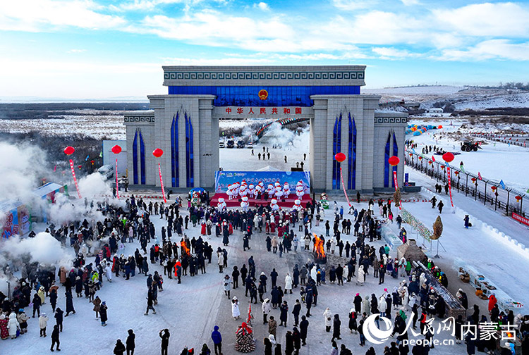 2024年12月22日，游客在黑山頭口岸景區(qū)游覽（無(wú)人機(jī)照片）。王正攝