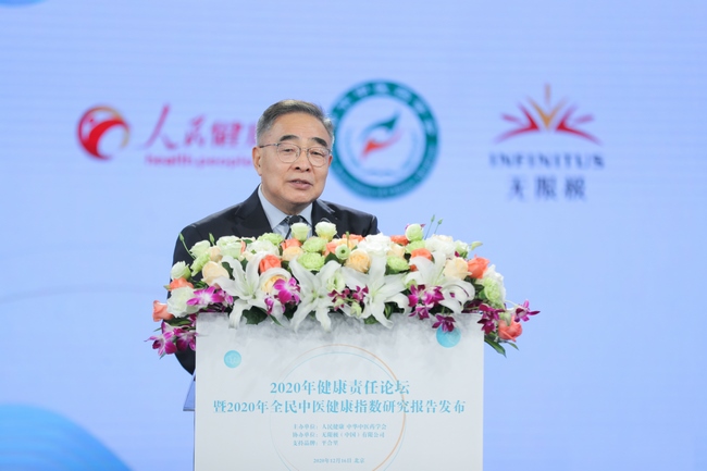 “人民英雄”國(guó)家榮譽(yù)稱(chēng)號(hào)獲得者、中國(guó)工程院院士、天津中醫(yī)藥大學(xué)校長(zhǎng)張伯禮圍繞中醫(yī)藥戰(zhàn)“疫”的經(jīng)驗(yàn)和貢獻(xiàn)進(jìn)行了主題演講.jpg