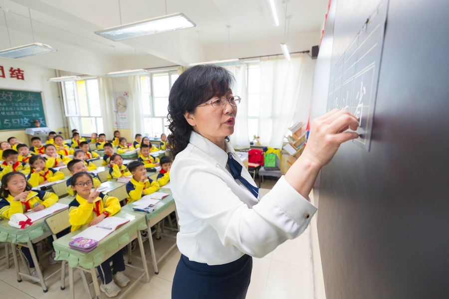 民族路小學(xué)（迎賓校區(qū)），語文老師燕凌云正在帶領(lǐng)同學(xué)們書寫漢字.jpg