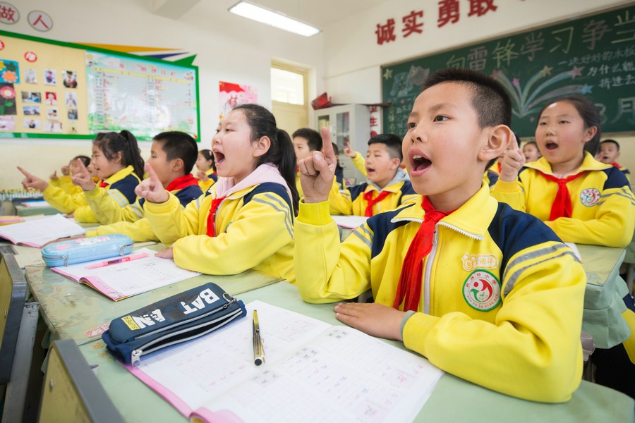 民族路小學(xué)（迎賓校區(qū)），同學(xué)們用手指虛劃筆順掌握字形（1）.jpg