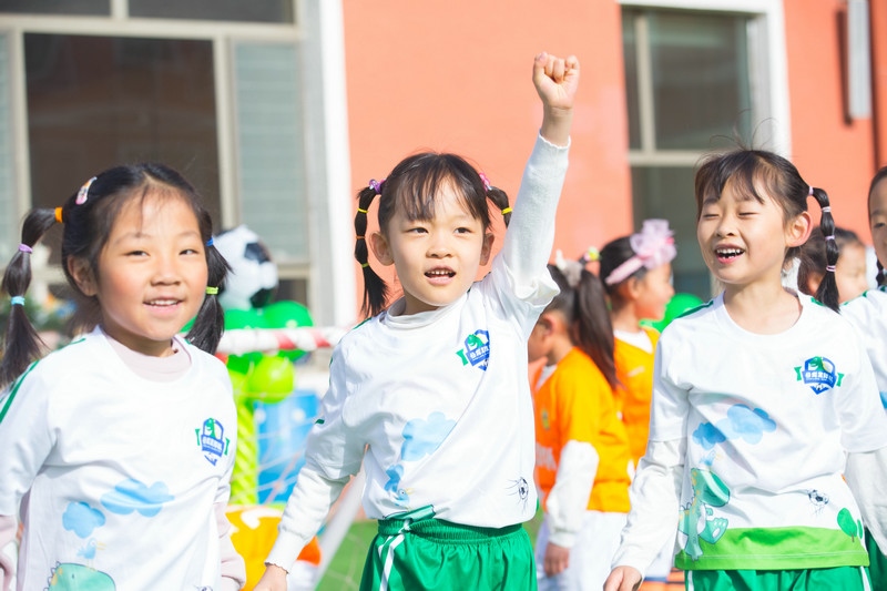7.趣味比賽中，取得進(jìn)球的孩子正在慶祝.jpg