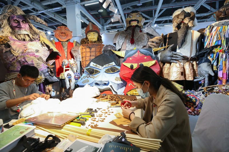 5.烏蘭劇社戲劇創(chuàng)作實(shí)踐工作坊，內(nèi)蒙古藝術(shù)學(xué)院學(xué)生現(xiàn)場(chǎng)制作相關(guān)道具.jpg