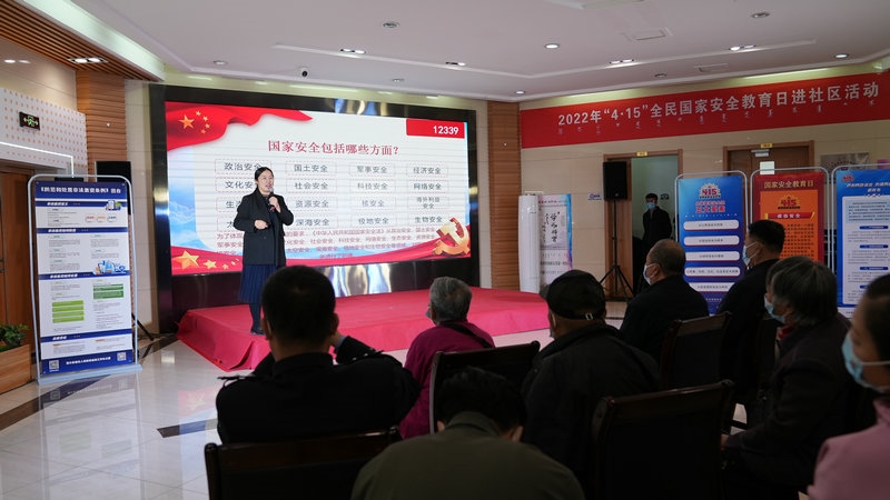線下聯(lián)合各國家安全委員單位同步開展“國家安全進社區(qū)”活動，現(xiàn)場通過以國家安全知識問答為主線，穿插烏蘭牧騎演出、國家安全宣講、發(fā)放國家安全法律法規(guī)讀本等形式，圍繞什么是國家安全、國家安全包含哪些內容、如何維護國家安全等方面，為社區(qū)老百姓開展宣傳宣講，同時作為現(xiàn)場“進社區(qū)”活動與線上直播活動連線，把現(xiàn)場熱烈氣氛帶到網(wǎng)絡，與大家共同分享。 (4)_副本.jpg