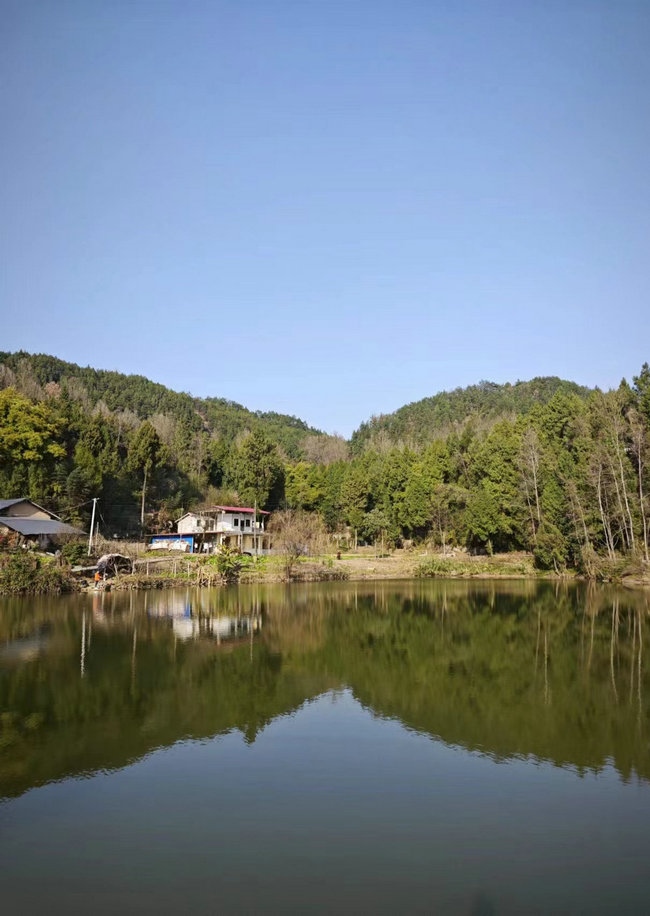 這樣在對(duì)面看，老家也算依山傍水.jpg