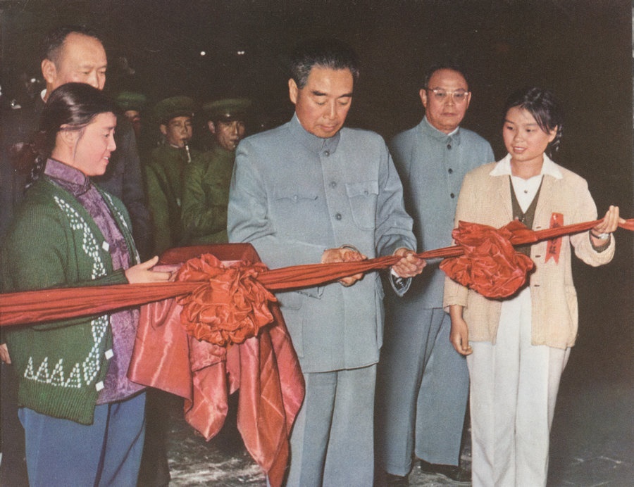 1959年10月15日，周恩來總理親自為包鋼一號高爐出鐵剪彩。.jpg