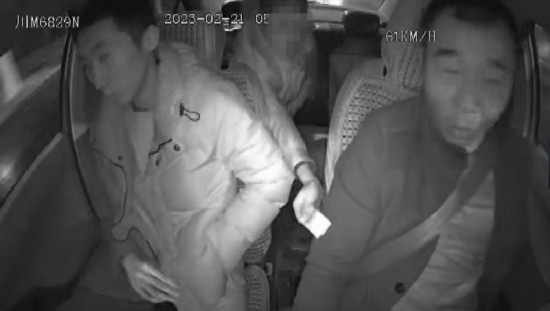 凌晨女子打車到江邊，并掏出百元大鈔給司機稱不用找了。資陽公安供圖