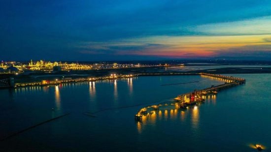 圖為中科煉化自建港口碼頭，30萬噸級(jí)原油泊位