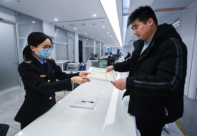 2023年2月8日，浙江省湖州市吳興區(qū)，企業(yè)負(fù)責(zé)人在中小微企業(yè)一站式服務(wù)平臺領(lǐng)取營業(yè)執(zhí)照。