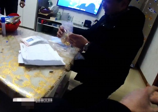 失主對(duì)照清單清點(diǎn)黃金等貴重物品。資陽市公安供圖