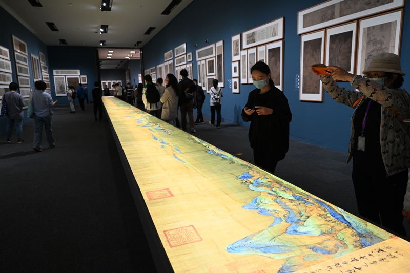 參觀者在中國國家博物館的“盛世修典——‘中國歷代繪畫大系’成果展”上觀看放大兩倍的《千里江山圖》燈光特效圖（2022年9月29日攝）。