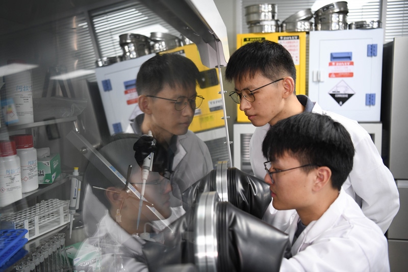 2022年10月19日，中國科學(xué)技術(shù)大學(xué)地球和空間科學(xué)學(xué)院研究員、青年教師郝記華（后）在實(shí)驗(yàn)室與學(xué)生交流。