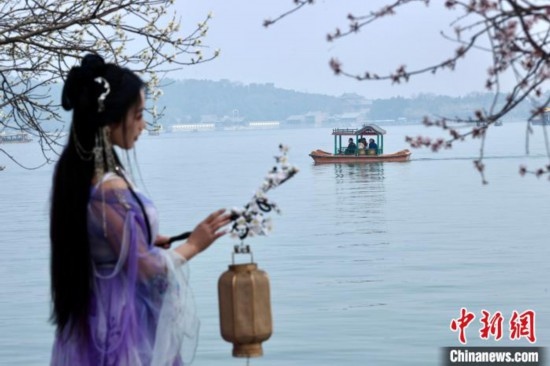 圖為游客在昆明湖畔游玩。<a target='_blank' data-cke-saved-href='/' href='/'><p align=