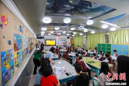 廣州市越秀區(qū)朝天小學(xué)三年級(jí)學(xué)生在學(xué)習(xí)以《四通八達(dá)的交通》為主題的道德與法治課程 胡強(qiáng)明 攝