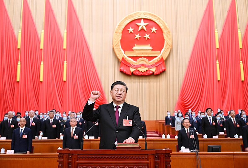 2023年3月10日，十四屆全國(guó)人大一次會(huì)議在北京人民大會(huì)堂舉行第三次全體會(huì)議。習(xí)近平全票當(dāng)選為中華人民共和國(guó)主席、中華人民共和國(guó)中央軍事委員會(huì)主席。這是習(xí)近平進(jìn)行憲法宣誓。