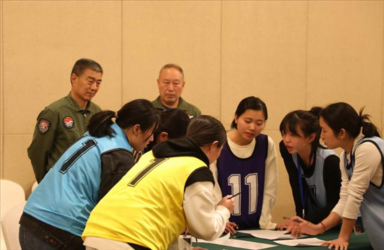 2023年4月4日，參加海軍招飛選拔的學(xué)生在心理選拔環(huán)節(jié)討論發(fā)言，海軍飛行人才心理選拔專家對(duì)參檢學(xué)生進(jìn)行活動(dòng)觀察。
