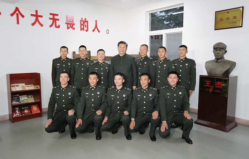 2017年12月13日，中共中央總書記、國家主席、中央軍委主席習(xí)近平到第71集團(tuán)軍視察。這是習(xí)近平同“王杰班”戰(zhàn)士合影。