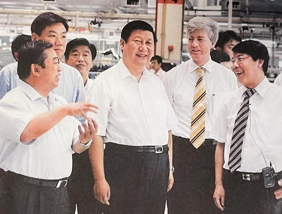 2007年7月，習(xí)近平調(diào)研上海大眾汽車(chē)有限公司。