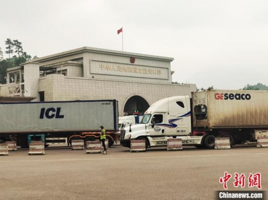 近日，位于中越邊境廣西憑祥市的友誼關(guān)口岸車水馬龍，裝載著東盟水果的跨境車輛來往不斷。黃艷梅 攝