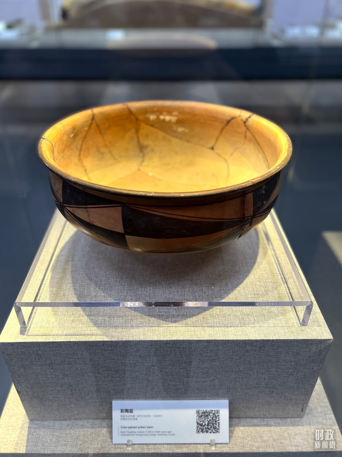 △運(yùn)城博物館內(nèi)展出的仰韶文化早期的彩陶盆。（總臺(tái)央視記者邢彬拍攝）