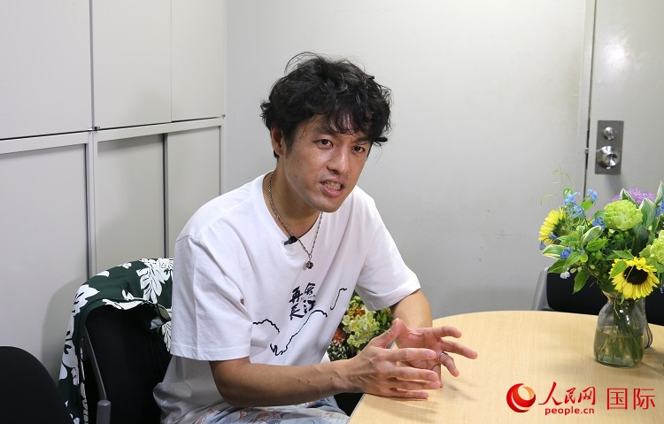 竹內(nèi)亮接受人民網(wǎng)專訪。人民網(wǎng) 許可攝