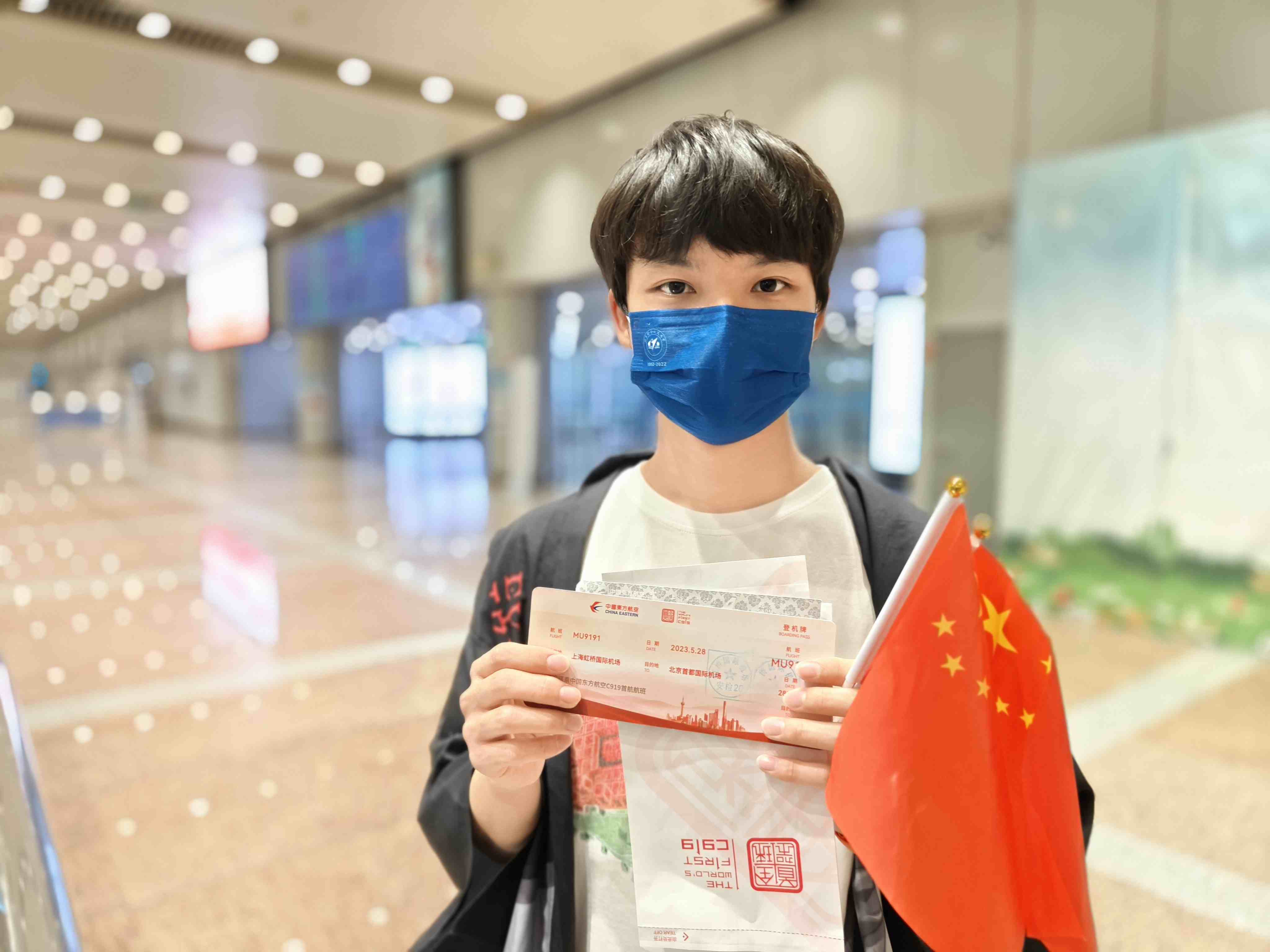 張可立向記者展示有著紀(jì)念意義的登機牌。人民網(wǎng)記者 夏曉倫攝