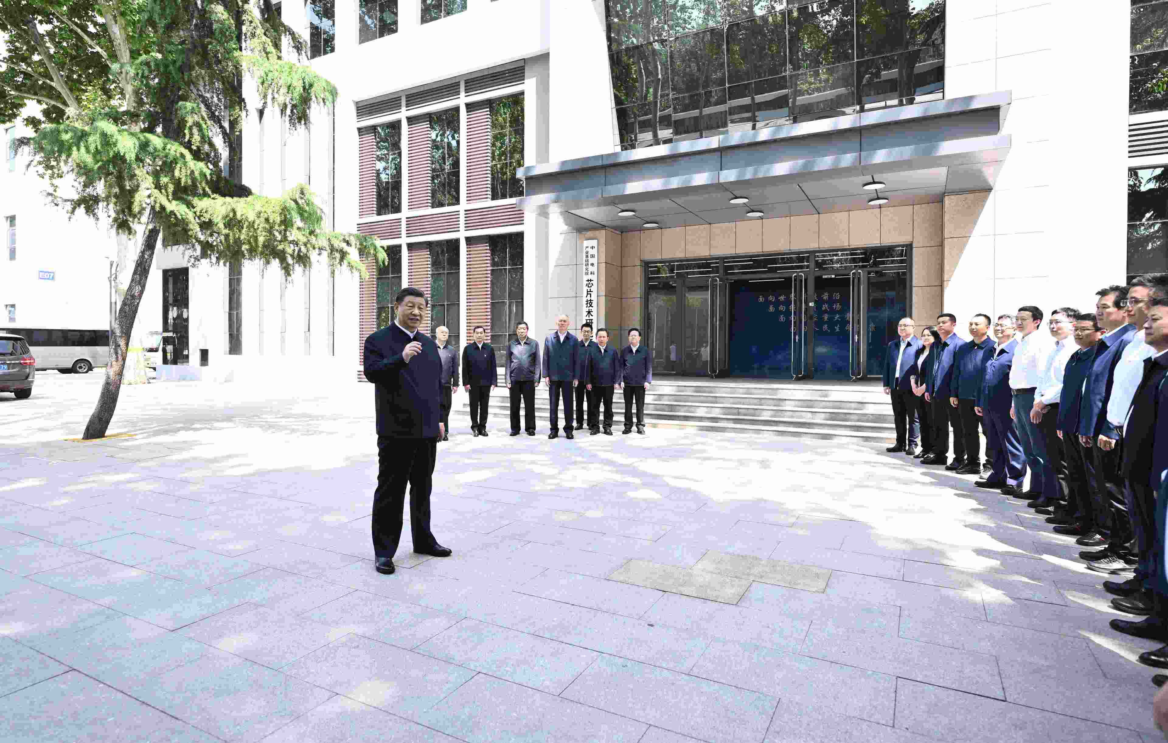 △2023年5月12日，習(xí)近平總書記在中國電科產(chǎn)業(yè)基礎(chǔ)研究院同科技工作者交流。
