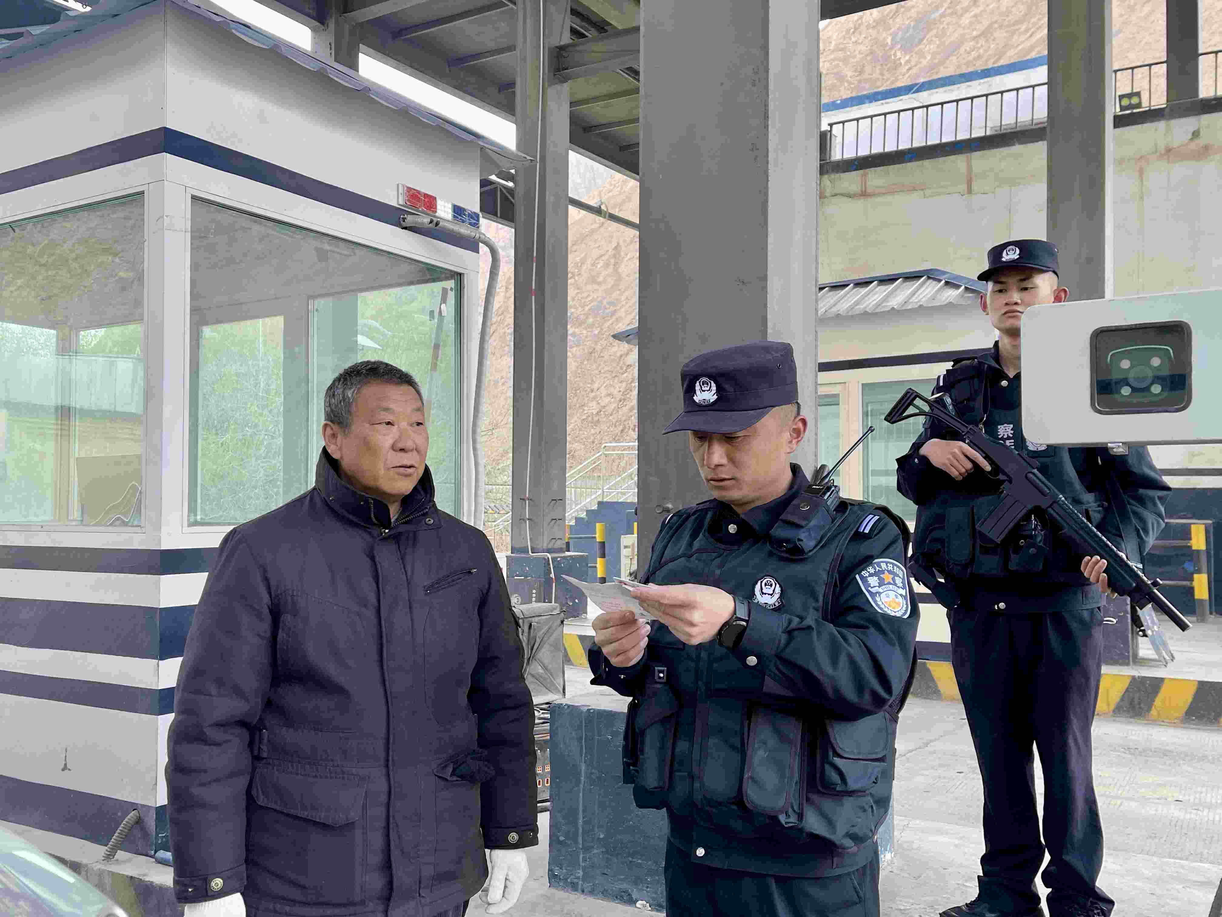 在庫地邊境檢查站，陳暢核對進(jìn)出邊境管理區(qū)人員信息。人民網(wǎng) 周靜圓攝