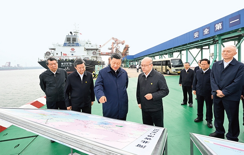 2023年5月11日至12日，中共中央總書記、國(guó)家主席、中央軍委主席習(xí)近平在河北考察，并主持召開深入推進(jìn)京津冀協(xié)同發(fā)展座談會(huì)。這是11日下午，習(xí)近平在滄州市黃驊港煤炭港區(qū)碼頭考察。 新華社記者 李學(xué)仁/攝