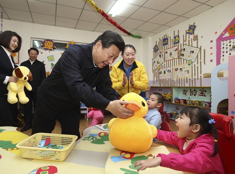 2014年1月28日，習(xí)近平總書記來到內(nèi)蒙古自治區(qū)呼和浩特市兒童福利院看望孩子們并贈送新春禮物。