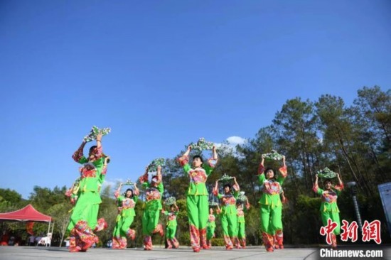 市民在跳廣場舞。 唐小晴 攝