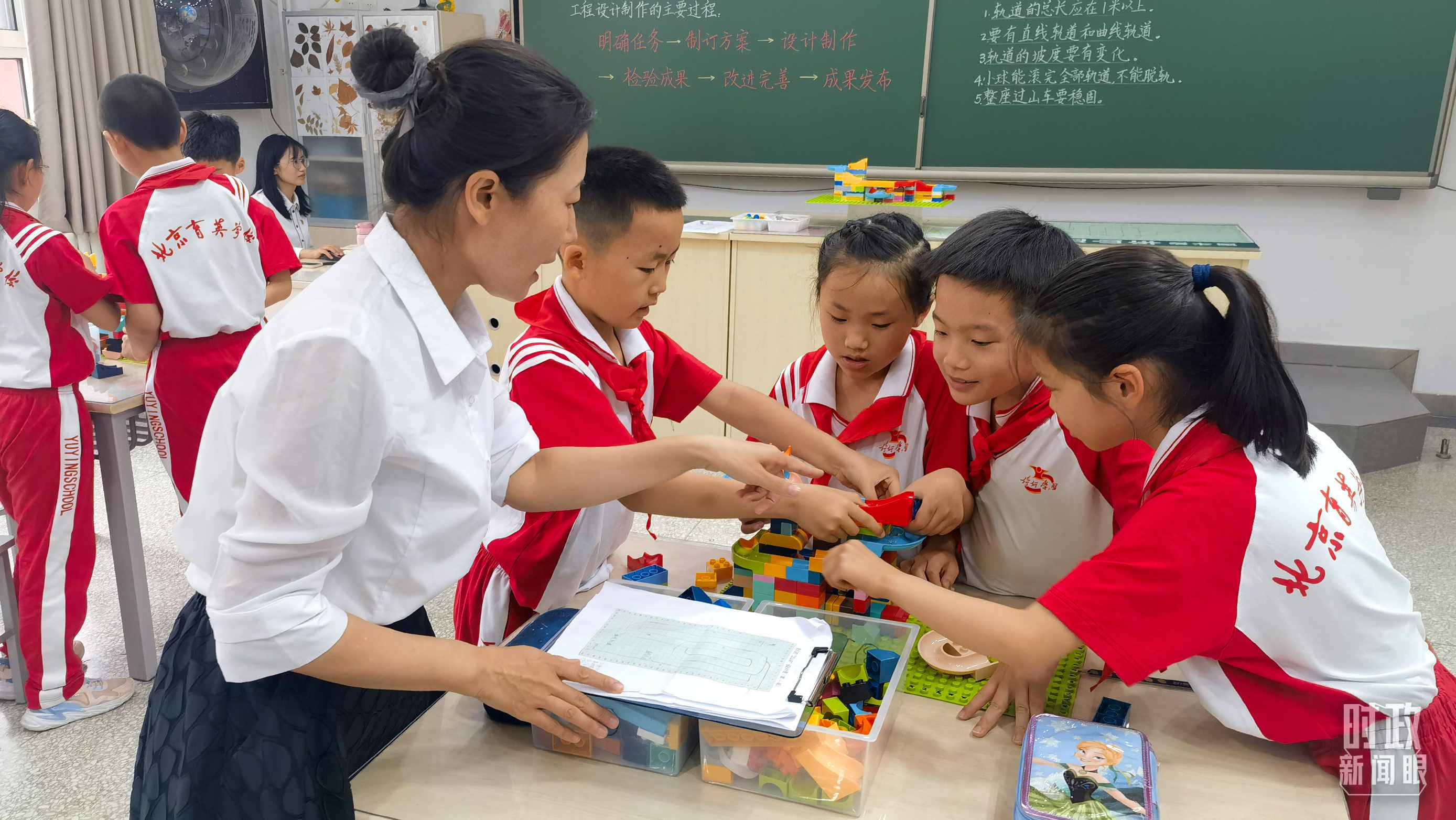 △科學(xué)教室內(nèi)，學(xué)生們正在開展過山車科學(xué)實(shí)驗(yàn)。（總臺央視記者賈林拍攝）