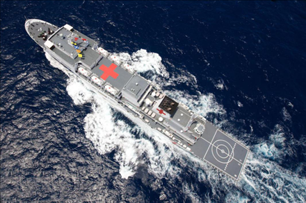 航行在大洋上的中國海軍“和平方舟”號醫(yī)院船。新華社記者 琚振華 攝