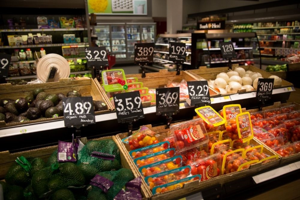 這是2月14日在美國(guó)紐約市布魯克林一家食品雜貨店拍攝的商品價(jià)簽。新華社發(fā)（郭克攝）