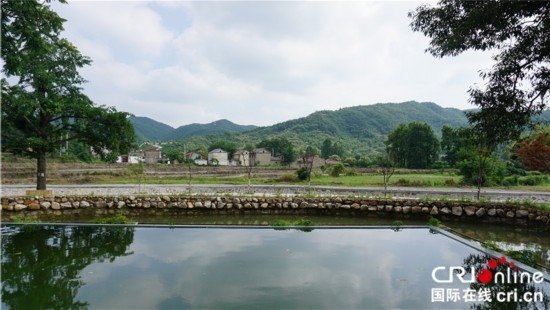 “一帶一路”國(guó)際青年走進(jìn)信陽羅山 看“紅”“綠”資源助力鄉(xiāng)村未來_fororder_何家沖村景 攝影 賈親親.JPG
