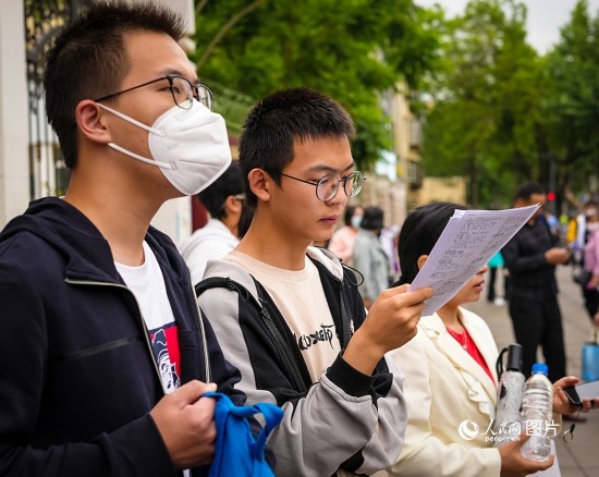 6月7日，在昆明市第五中學(xué)考場外，考生正利用最后時間復(fù)習(xí)備考。人民網(wǎng) 曾智慧攝