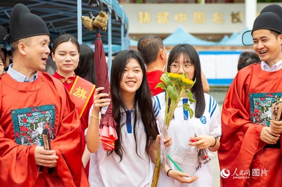 6月7日上午，在南寧市天桃實驗學(xué)校翠竹校區(qū)，老師們在為考生們加油鼓勁！人民網(wǎng)記者 嚴(yán)立政攝
